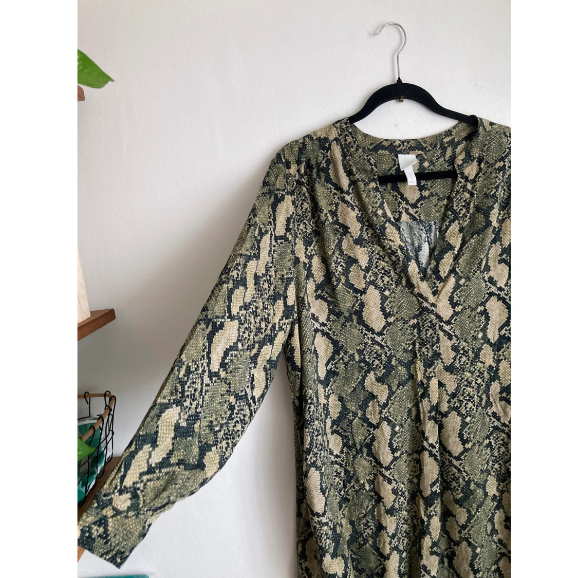 Ormmönstrad tunika, 44 L, blus, djurmönstrad, grön, beige, bohemisk, boho, khaki, brun - 91