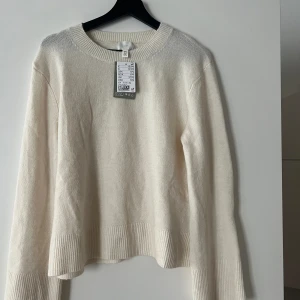 Stickad tröja - Fin oanvänd stickad tröja. Lappen kvar. XL men skulle säga att den passar S-L