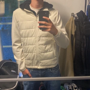 Zara cardigan  - Tja, säljer nu min riktigt snygga cardigan som är perfekta till sena sommarkvällar, den är i nyskick och knappast använd. Säljer då den inte används.  Köpte för 1000 kr , Den är i storlek M. Pris är diskuterandet vid snabb affär/olle. 