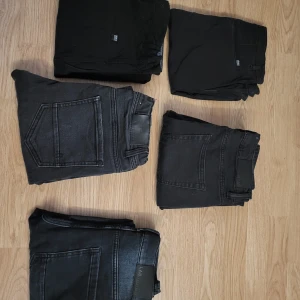 Blandade jeans 158-164 - 5st jeans till salu, blandat skick 50kr styck.  Lager 157 160cm slim fit nya Lab industries 164cm Lab industries 158cm slim fit Hm chinos 158 nya Säljes helst i par.  Skriv för fler bilder!  