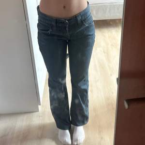 Lågmidjade Levis jeans som jag skulle säga att raka. På första bilden har jag vikt upp dem eftersom de är för långa för mig. De sitter som storlek S ungefär 🥰har en jätte liten defekt fråga så visar jag!