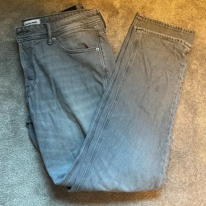 Jack & Jones jeans - J&J comfort mike jeans strl 33/32 i bra skick