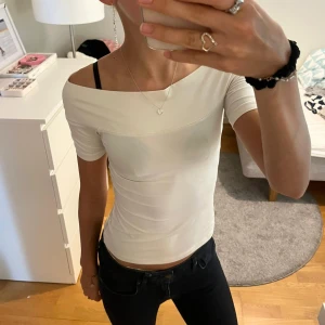 Hm topp off white - Så söt topp från HM! Använd en gång, skriv vid frågor!