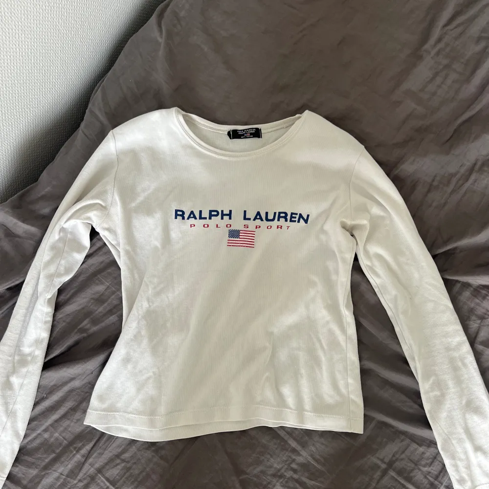 Vit Ralph Lauren tröja i storlek XS, jag säljer den pågrund av att den är för liten för mig. . Tröjor & Koftor.