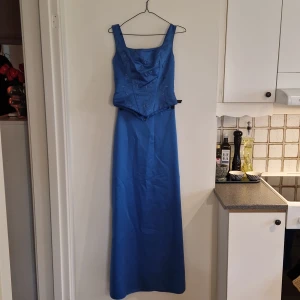 Balklänning  - Kjol och korsett topp från 90-talet. Reducerat pris då en fläck på kjolen har inte tagits till kemtvätten. 