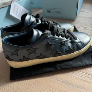 Saint laurent - Säljer nu dem här saint Laurent skorna i nyskick, finns inte tecken på användning  Hör av er för frågor eller funderingar  Pris 2299