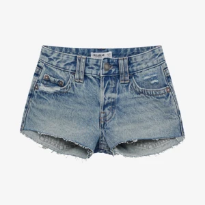 Jeansshorts  - Säljer dessa supersnygga jeansshorts från förra året då dem tyvärr blivit för små för mig. Använt ett fåtal gånger och är därför i bra skick. De är slutsålda men säljs för 300kr. Kan mötas upp i Stockholm. Tryck gärna på köp nu! 