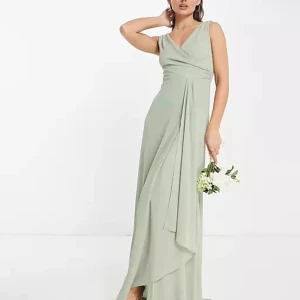 TFNC Klänning till bröllop - Superfin klänning från Asos i pastellgrön. Storlek XS, har bara använts en gång så i bra skick. Nypris 850kr