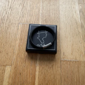 Stilrent armband  - Ett perfekt armband nu till sommaren som ni får för ett dunder pris på.  Som ni ser på en av bilderna så finns lådan kvar.  Ny pris 449kr  Hör av er om ni har frågor.