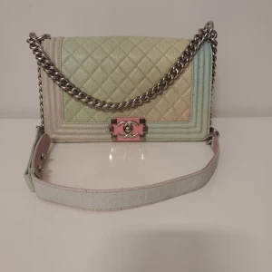 Chanel Boy crossbody  - 25x15x9cm äkta läder. Väskan är bra skick men finns tecken på användning. Värderings intyg från Barnabys medföljer.
