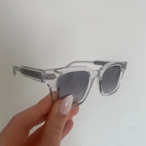 Chimi 04 - Säljer nu mina chimi glasögon i 04 grey. Fick de i julklapp men tycker inte att de passar mig så har därför inte använt de så mycket. Det finns inte några tecken på användning eller slitage. Box och en liten påse medföljer. Köpta för 1350kr