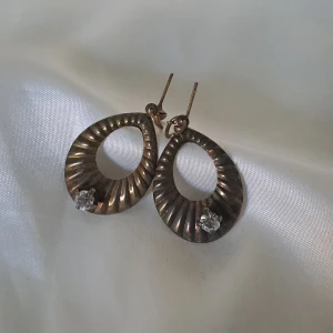 Örhängen med hänge och diamant - Metallen är missfärgad men är fina ändå. 