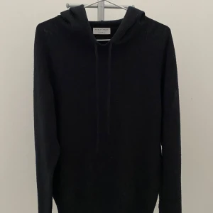 Tiger of Sweden ull-hoodie  - Hej, jag säljer nu min finstickade ull-hoodie från Tiger of Sweden pga den är lite för stor för mig. Den är marinblå och i regular fit, jag är 179 cm lång. Nypris ligger mellan 1800kr till 2000kr.