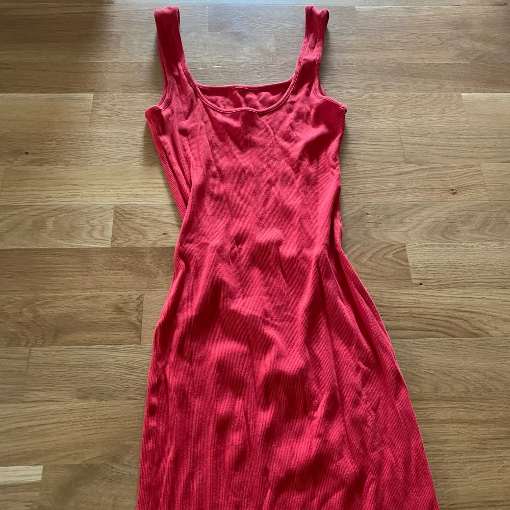 Röd klänning Bra kvalité  Frakten ingår i priset  Storlek S/M. Klänningar.