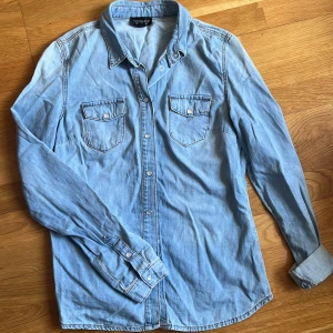 Jeans skjorta strl 40 uk12 - Jeans skjorta i bomull ej strech, mjuk tyg. Perfekt alla årstider. Märke Top Shop lite mindre i storlek ungefär 36/38  svenska storlekar eller S/M