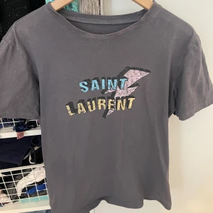 Saint Laurent tshirt - Saint Laurent tshirt köpt second hand i Paris! 