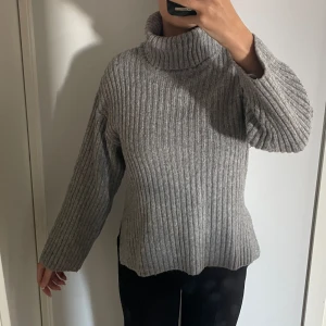 Stickad tröja, men slits - Snygg stickad tröja med krage och slits på båda sidorna. 