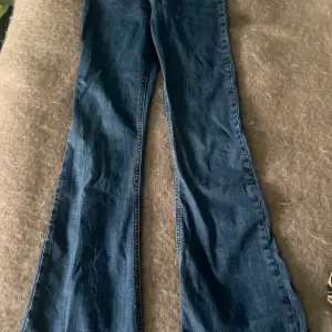 Bootcut jeans från Pull&Bear. De är tyvärr för små för mig så kommer inte kunna skicka några bilder hur de ser ut på. 