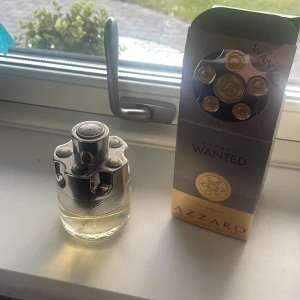 Azzro vanted edt  - Säljer den pga av att ja inte använder den så mycket skulle uppskatta att det är kvar ca 80% kvar! Boxen följer med och det är en väldigt god doft. Inköpt för 650kr
