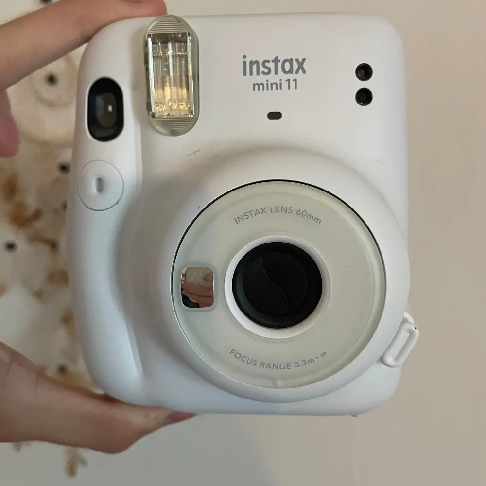 Poloroid Instax Mini 11 kamera, knappt använd🎀Säljer ingen fill utan bara kameran☁️🩷. Övrigt.