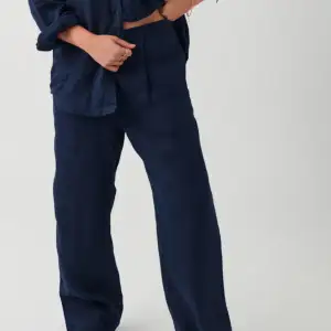 Säljer ett par marinblå kostymbyxor i linne från Gina Tricot premium kollektion. Storlek 34, har använt de 2 gånger men har nu ändrat storlek. Nypris 499kr när jag köpte dem. 