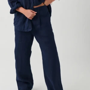 Linnebyxor Gina Tricot Preimum Collection - Säljer ett par marinblå kostymbyxor i linne från Gina Tricot premium kollektion. Storlek 34, har använt de 2 gånger men har nu ändrat storlek. Nypris 499kr när jag köpte dem. 