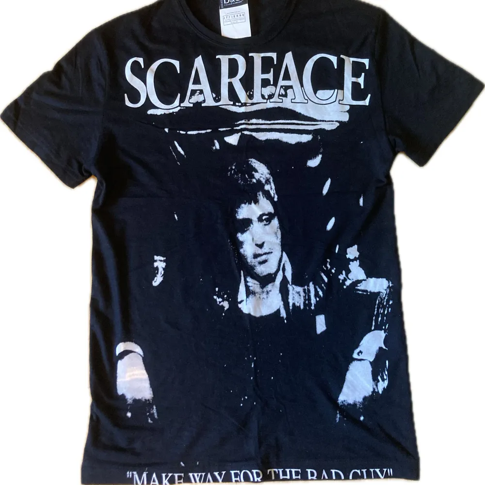 Asfet Scarface DG T-Shirt! 9/10 kondition, har pyte lite vit-rosa färgning på delar av printet pga ”feltvät”. Vid frågor och annat, skicka meddelande! 🔮😊. T-shirts.