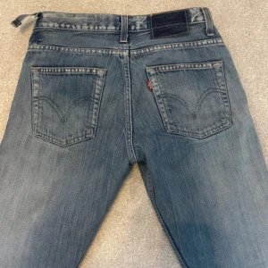 Levis jeans - Raka Levis jeans, jätte najs passform  Lågmidjade  Midja: 38cm Innerben: 76cm