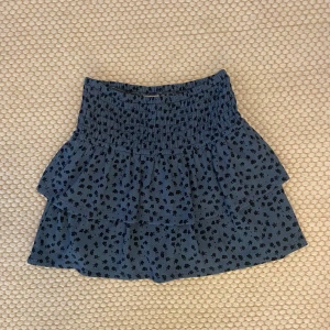 Söt kjol - Säljer denna jättesöta blommiga kjolen!! Storlek 152cm men jag skulle säga att den också passar XS/S 💞 ANVÄND GÄRNA KÖP NU!!