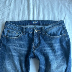 Lågmidjade jeans -  Säljer dessa Lågmidjade jeans från angels 🥰 de har ingen lapp så vet inte riktigt vilken storlek det är men skulle säga att det är S eller mindre M.   Midjemåttet är 38cm och innerbenslöngden är 78 ❣️ skriv privat för fler frågor eller mer bilder🥰🥰🥰🥰