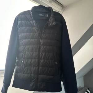 Polo ralph lauren cardigan - en riktigt snygg navy blå cardigan från polo ralph lauren! är strlk S och passar dig bäst som är 177-185 lång! den är aldrig använd pga förstor så skicket är 10/10. köpt för 2799kr! är ni intresserade hör av er vid frågor&bilder🙏🏽🤩