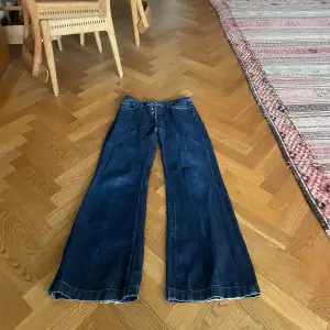 Jeans från Acne Studios med slitning och snygg flare nertill. Nypris ligger på runt 2000 kr. Använda ett tiotal gånger. Utgången modell som ej går att få tag på längre, passa på.
