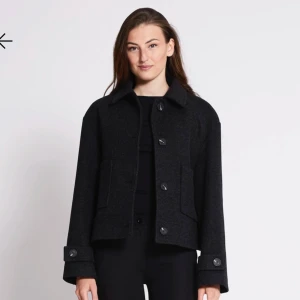 Kappa - Säljer nu min kappa från lager 157 då den är för stor för mig. ”BRIANA” färgen black melange. Storlek S. Fler bilder finns. Nypris: 400 men slutsåld på hemsidan.