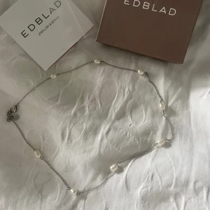 Edblad halsband silver - Hej säljer nu mitt älskade halsband i från edblad i silver. Säljer då jag ska köpa ett i guld. Köpte nu under våren och endast  används fåtal gånger. Nyskick. Man får med lådan och det. Säljer även armbandet om man vill köpa båda🩷