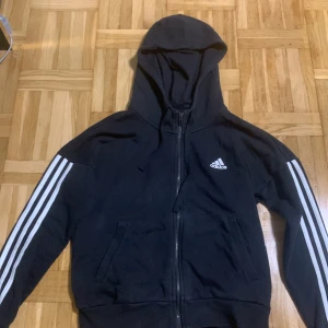 Adidas zip-up hoodie - Svart adidas zip-up hoodie i bra skick.