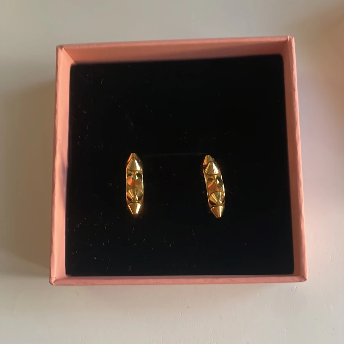 Har köpt dom och tycker dom är super fina men jag passar inte riktigt i dom. Har aldrig använt dom och dom är helt nya. Pris går att diskutera. 🎀🎀 - 91