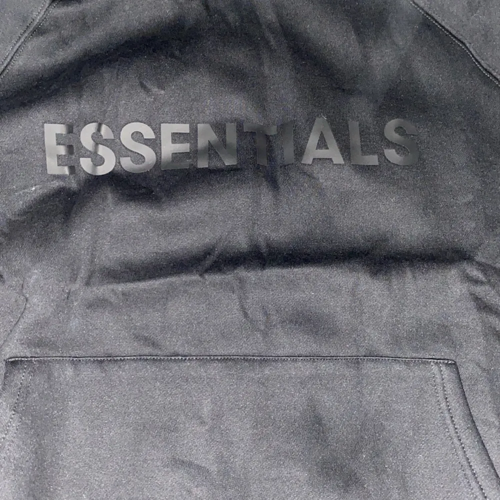  Äkta Essentials hoodie köpt på Essentials US sidan var för stor storlek och kan ej ha på mig den därför säljer jag den helt ny oanvänd kommer med tags och allt . Hoodies.