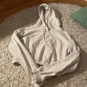 Kort hoodie - ”Magtröjehoodie” strl S. Välanvänd men i fint skick. Säljes pga att den är för liten 