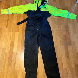 Fladen sjöräddningsdräkt XS - Sjöräddningsdräkt använd några få gånger i mycket bra skick. 