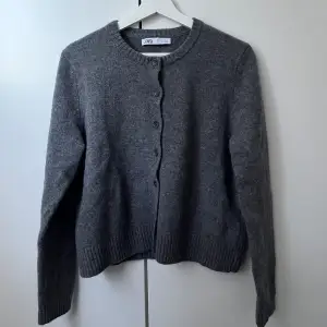 Jätte söt grå stickad tröja från Zara i bra skick! Ej använd utan bara tvättad!