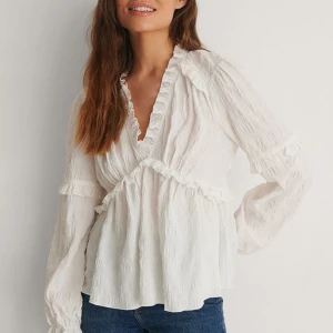 Nakd blus - Supersöt blus från NAKD 💓 I perfekt skick, passar XS-S😇 den är inte helt vit som på första bilden utan en mer creme färg💓 syns bäst på sista bilden😇