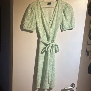 Sommarklänning - Fin sommarklänning med tillhörande band💕Är endast använd en gång! Inga defekter och ser som ny ut! Säljer pga att den inte passar mig längre☺️pris kan diskuteras💕
