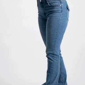 Bootcut jeans - Super snygga bootcut jeans med fickor på baksidan! Passar perfekt på mig som är 165 cm lång. Använda ca 1 gång, som nya!! Kom privat för egna bilder:)