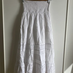 Vit maxikjol - Jättefin sommarkjol från Lindex, köpt 2020 men endast använd någon gång sedan dess.  Går att bära både lågmidjad och mögmidjad. Är perfekt i längden på mig som är 160cm.  Kjolen är gjord av 100% bomull och har en innekjol. 