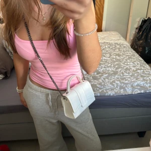 Zara väska  - Fin väska från zara, väldigt bra skick.  Köpare står för frakt  Pris kan diskuteras 