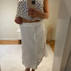 Linne-kjol - Så fin linnekjol i superfint skick🤍 Ser skrynklig ut pga den legat nerstoppad i garderoben men är ej så i verkligen 💕💕 