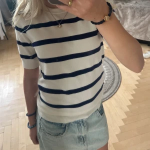 Stickad T-shirt från Zara - Super mjuk T-shirt från Zara med randigt mönster🥰 Ränderna är mörkblå men ser svarta ut i bilderna! Storlek S