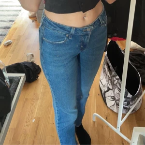 Levis low pitch straight - Säljer nu mina Levis byxor. Använda Max 3 gånger då de är några centimeter för korta på mig, jag är 178cm. Storlek 26 och de är låga i midjan💕