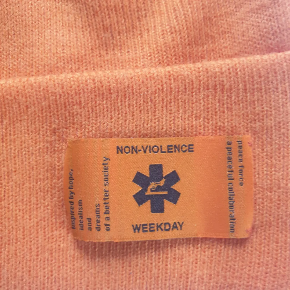 Orange mössa från weekday. Bra skick, knappt använd. Kan skicka fler bilder och tänka mig sänka priset. Hör av dig vid intresse!. Accessoarer.