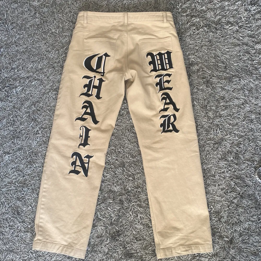 Beiga lukamachain graphic jeans i utmärkt skick utan defekter. Dm mig om ni är intresserad.  !! OBS om ni köper båda lukamachain jeans på min profil får ni 250 kr rabatt!!!. Jeans & Byxor.